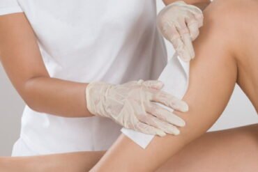 Segurando o Mundo com as Mãos Trêmulas: Como a Massagem Pode Sustentar Quem Tem Depressão e Não Pode Parar” 🌪️🧠